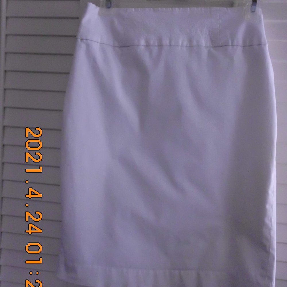 BANANA REPUBLIC WHITE LINED COTTON SKIRT, SIZE 4